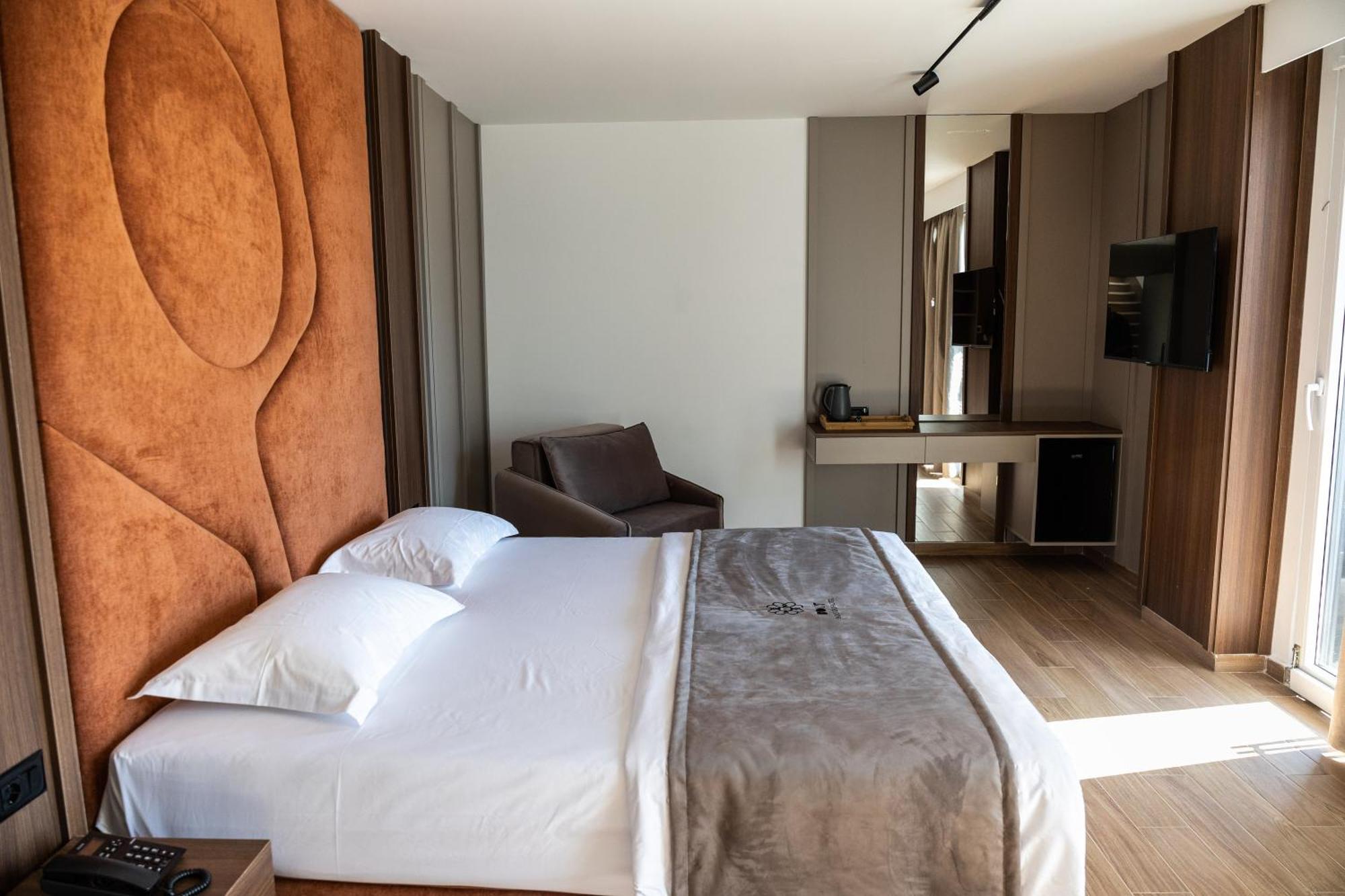 Bolt Boutique Hotel Lezhë エクステリア 写真