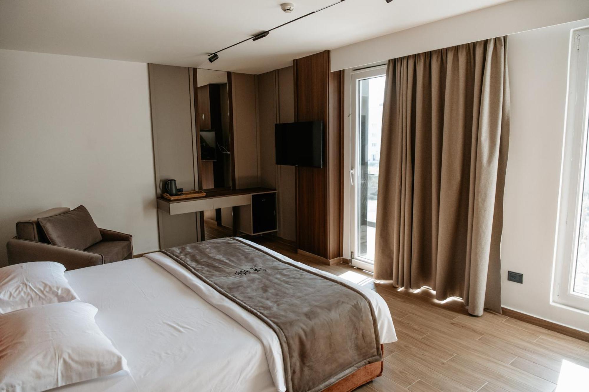 Bolt Boutique Hotel Lezhë エクステリア 写真